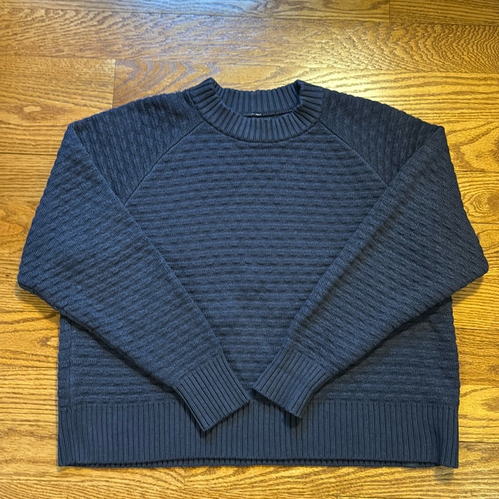EUC - Lululemon Texture Play Crew sweater. Cadet blue. Size small.